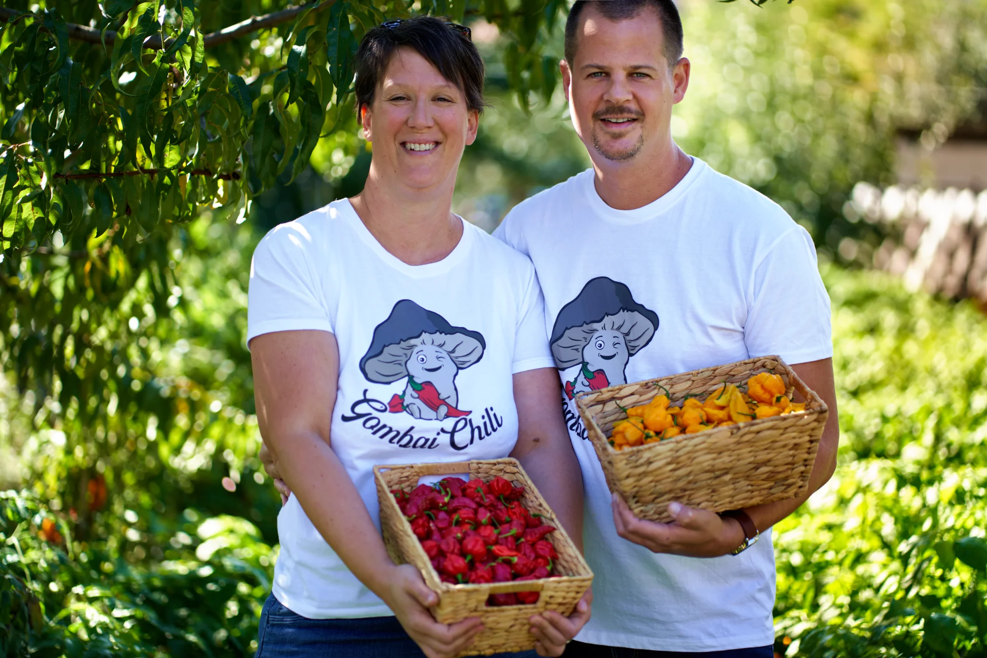 Rita és Gábor, a Gombai Chili alapítói, frissen szedett chili paprikákkal